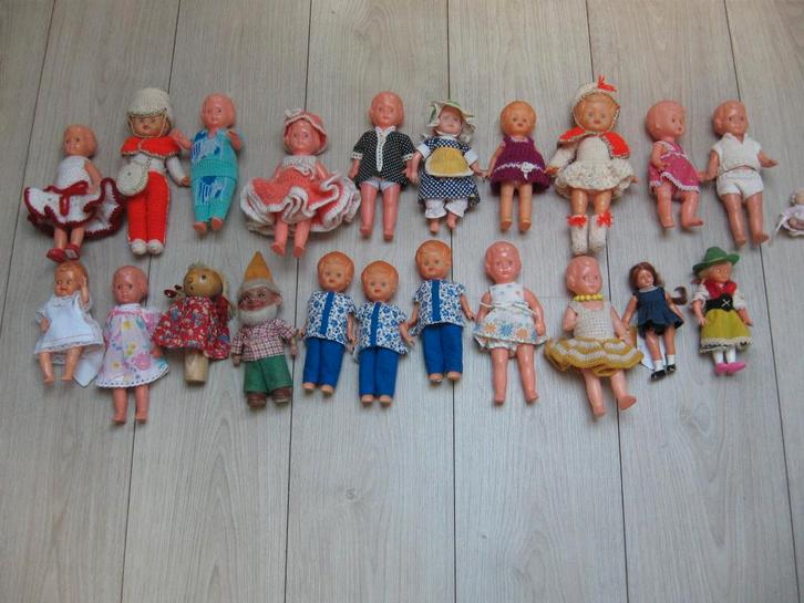 22 beweegbare gemerkte aangeklede popjes 15-23 Cm , Verzamelen, Poppen, Zo goed als nieuw, Pop, Ophalen of Verzenden