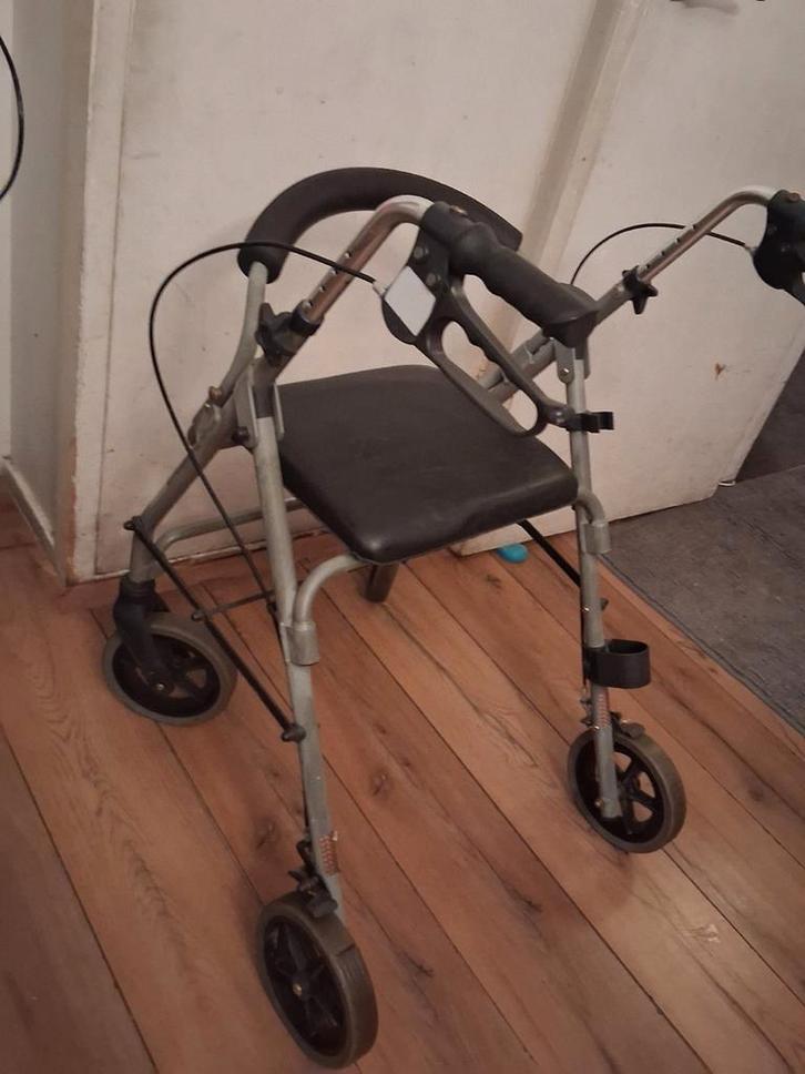 Te koop,2×vegro merk Rollator. Flexible inklapbaar., Diversen, Rollators, Ophalen