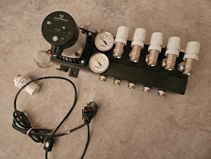 Robot 5groeps-verdeler + Grundfos Alpha2 pomp, Doe-het-zelf en Verbouw, Verwarming en Radiatoren, Gebruikt, Overige typen, Minder dan 200 watt