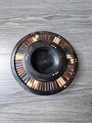 Antiek houten schaaltje, gemaakt in Sri Lanka

 beschikbaar voor biedingen