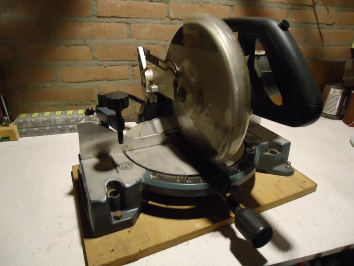 Einhell afkortzaag met werk, Doe-het-zelf en Verbouw, Gereedschap | Zaagmachines, Gebruikt, Afkortzaag, 1200 watt of meer, 30 tot 70 mm