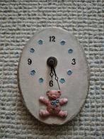 Lief klein klokje met beertje - Heine Studio, Ophalen of Verzenden, Gebruikt, Analoog, Wandklok