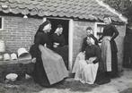 Foto Terschelling - Klederdracht, Verzamelen, Foto's en Prenten, 1960 tot 1980, Verzenden, Foto, Klederdracht