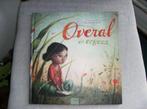 OVERAL EN NERGENS , VERHAAL OVER VERLIES EN VERTROUWEN, Ophalen of Verzenden, Fictie algemeen, 5 of 6 jaar