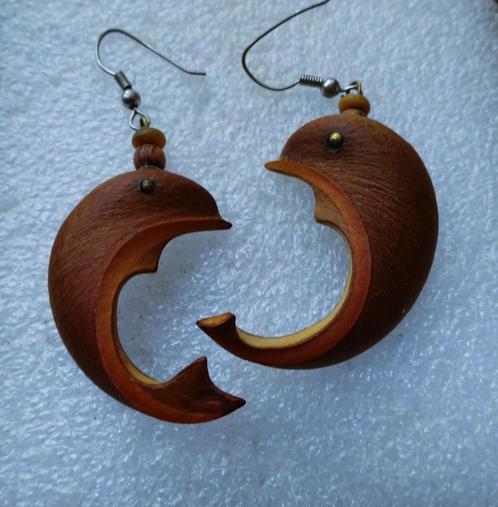 Oorhangers soort dolfijn v. soort schillen en hout kraaltjes, Sieraden, Tassen en Uiterlijk, Oorbellen, Gebruikt, Hangers, Overige materialen
