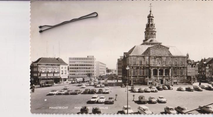 Maastricht, Stadhuis met auto's Volkswagen Kever, Verzamelen, Ansichtkaarten | Nederland, Gelopen, Limburg, 1960 tot 1980, Ophalen of Verzenden