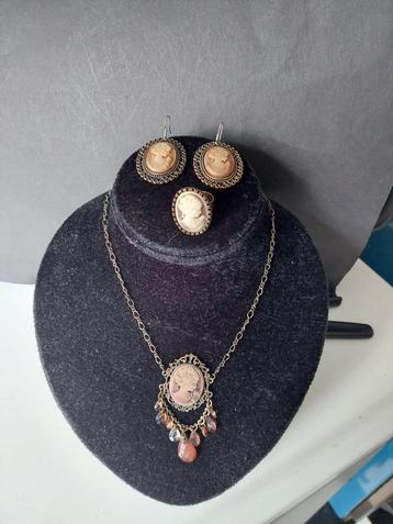 Leuke set, ketting, oorbellen & ring met camee beschikbaar voor biedingen