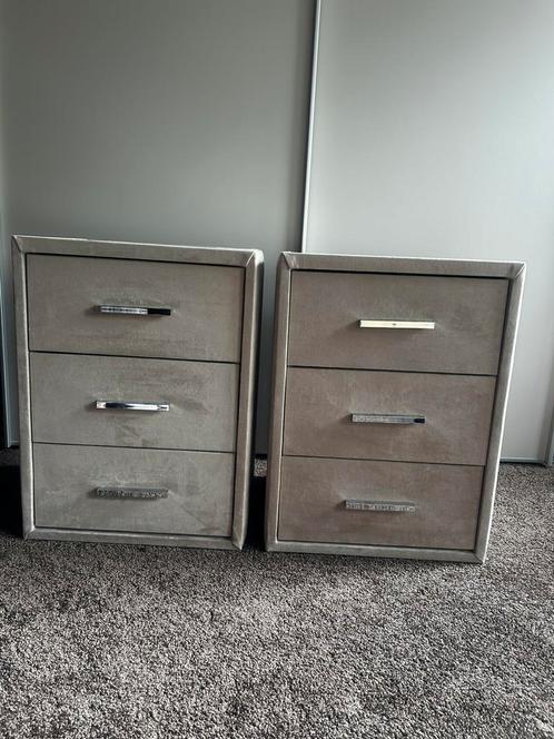 2 velvet champagne nachtkastjes met glasplaat en 3 lades, Huis en Inrichting, Slaapkamer | Nachtkastjes, Zo goed als nieuw, 55 tot 70 cm