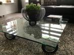 Stoere glazen salontafel op wielen., Huis en Inrichting, Tafels | Salontafels, Ophalen, Gebruikt, 50 tot 100 cm, Vierkant