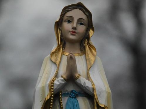 Beeld Maria met rozenkrans - polystone, Tuin en Terras, Tuinbeelden, Mensenbeeld, Kunststof, Ophalen of Verzenden