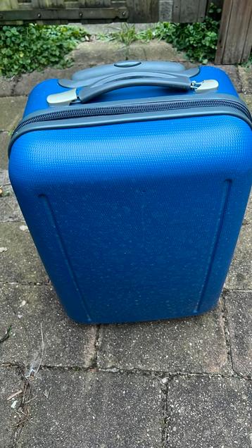 Blauwe koffer, buitenkant schoonvegen, handvat alleen defect