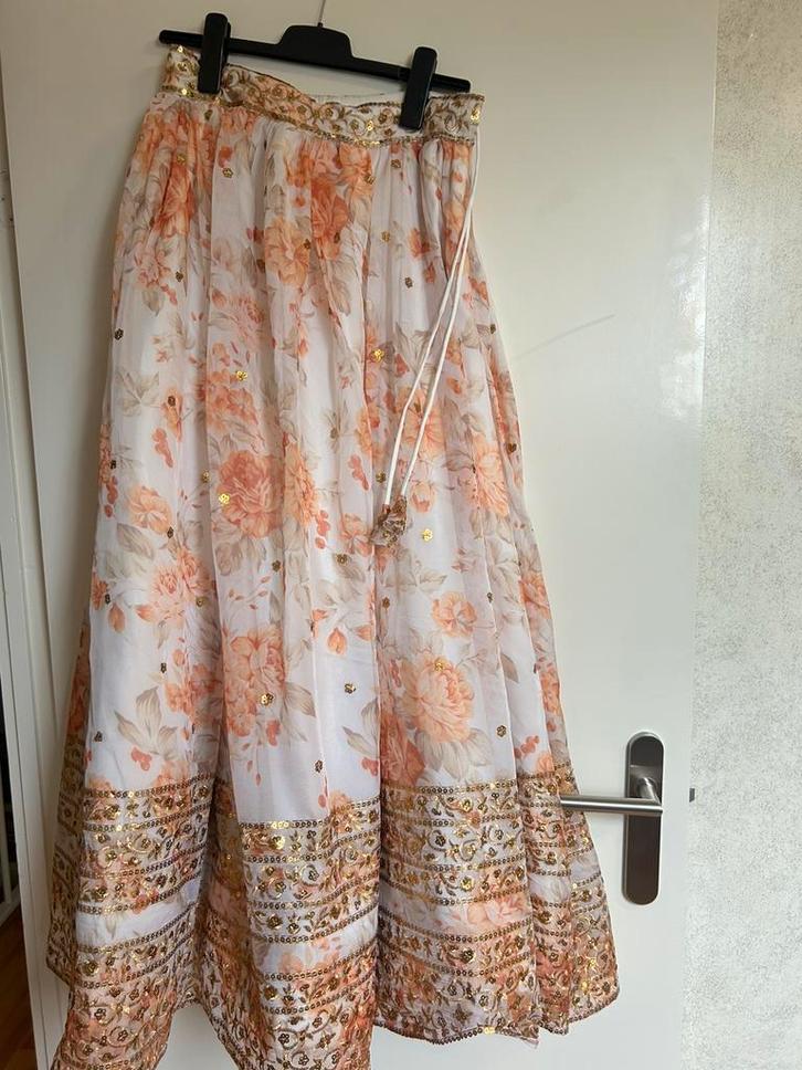 Wit/ oranje lehenga met blouse en sjaal, Kleding | Dames, Gelegenheidskleding, Gedragen, Overige typen, Maat 36 (S), Overige kleuren