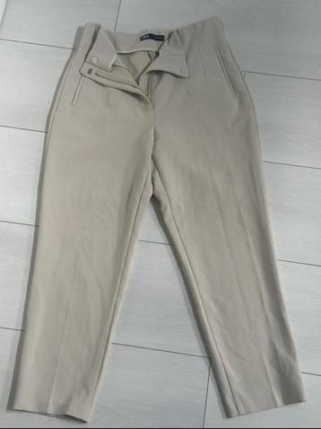 Beige trouser beschikbaar voor biedingen