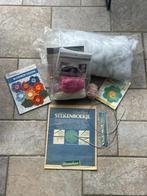 Bundel met diverse haakspulletjes waaronder kit, boek, wol, Gebruikt, Breien of Haken, Diversen, Diversen