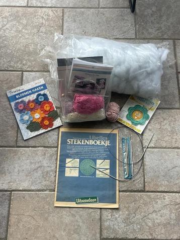 Bundel met diverse haakspulletjes waaronder kit, boek, wol beschikbaar voor biedingen