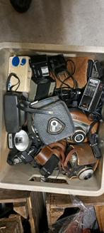 Een krat vol oude fototoestellen., Ophalen