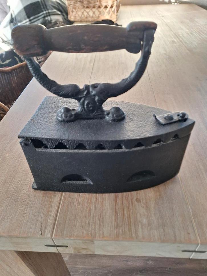 Antiek Strijkijzer met Houten Handvat, Antiek en Kunst, Antiek | Gereedschap en Instrumenten, Ophalen of Verzenden