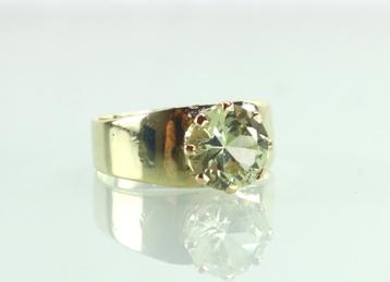 Gouden ring met grote groene saffier beschikbaar voor biedingen