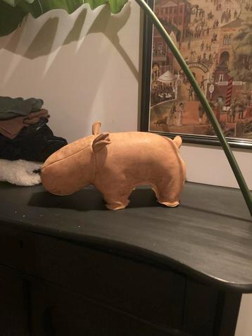 Stoer Cognac Leren Nijlpaard Decoratie beschikbaar voor biedingen