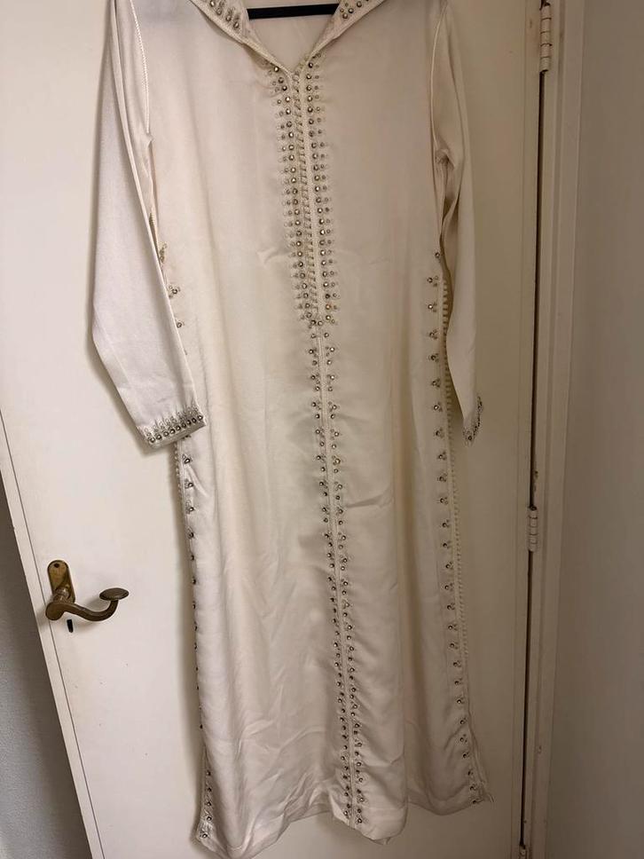 Witte Djellaba met Sierlijke Details, Kleding | Dames, Jurken, Zo goed als nieuw, Maat 38/40 (M), Wit, Onder de knie, Ophalen of Verzenden