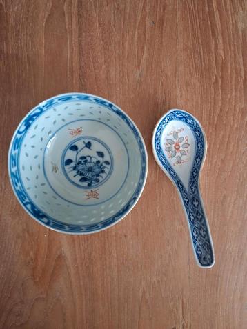 Chinese rijstkorrel porseleinen schaaltje met lepel beschikbaar voor biedingen