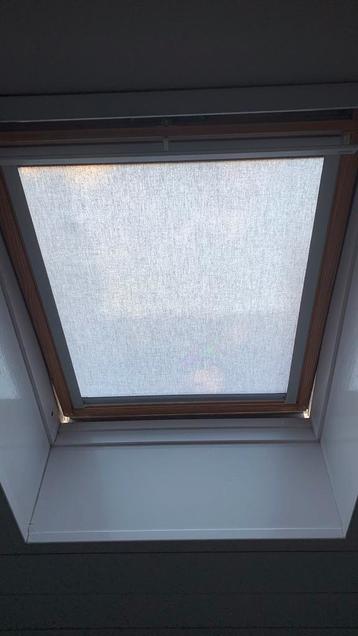 Velux dakraam GGL 304 inclusief rolgordijn beschikbaar voor biedingen