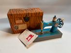 Kinder speelgoed naaimachine in originele koffer, Antiek en Kunst, Ophalen