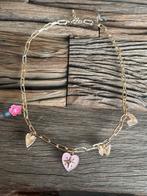Goudkleurige Ketting met Roze Bedeltjes - Nieuw!, Nieuw, Ophalen of Verzenden, Goud, Overige materialen