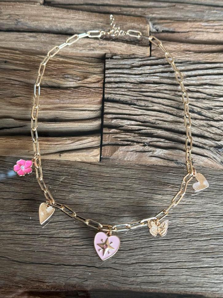 Goudkleurige Ketting met Roze Bedeltjes - Nieuw!, Sieraden, Tassen en Uiterlijk, Kettingen, Nieuw, Overige materialen, Goud, Met hanger