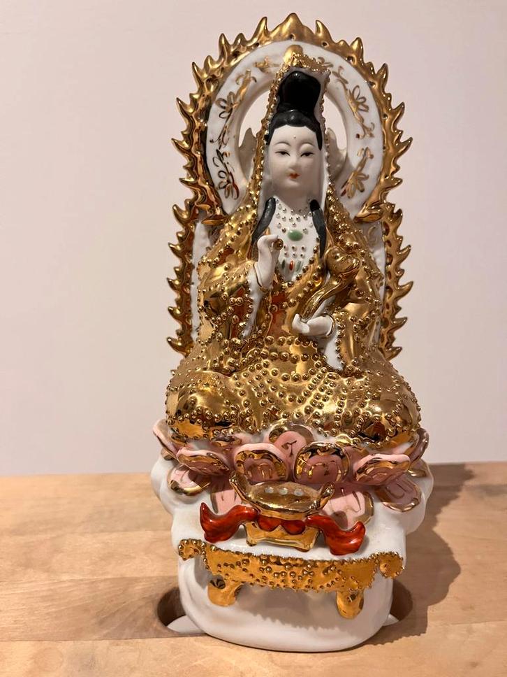 Guanyin porseleinen beeld op lotusbloemvoet, Antiek en Kunst, Antiek | Religie, Ophalen of Verzenden