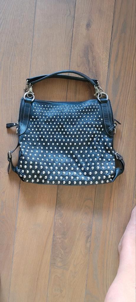 Zwart leren schouder hand tas met studs, Sieraden, Tassen en Uiterlijk, Tassen | Damestassen, Zo goed als nieuw, Handtas, Zwart