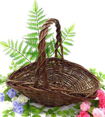Prachtige bruine wilgen bloemenmandje. beschikbaar voor biedingen