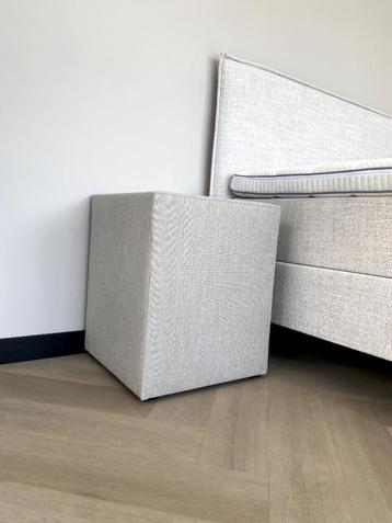 LUXE HOCKER - ZANDKLEUR beschikbaar voor biedingen