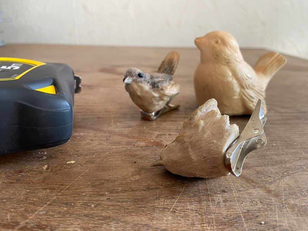 3 hele leuke vogeltjes met een klem vintage, Ophalen of Verzenden, Zo goed als nieuw, Dier