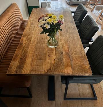 Mango Houten Eettafel met Bankje & Stoelen beschikbaar voor biedingen