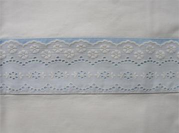 Twee brocante slopen met mooie broderie randen beschikbaar voor biedingen