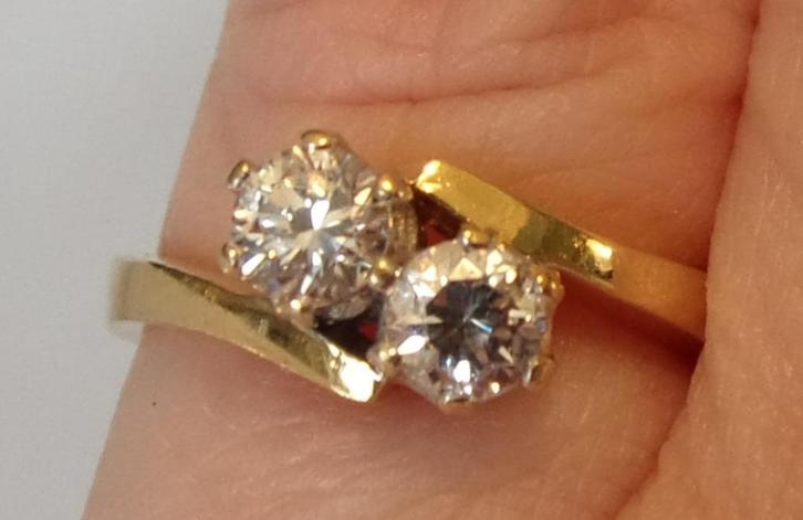 Massief 14 karaat gouden ring met Diamonique, Sieraden, Tassen en Uiterlijk, Ringen, Zo goed als nieuw, Dame, Kleiner dan 17, Goud