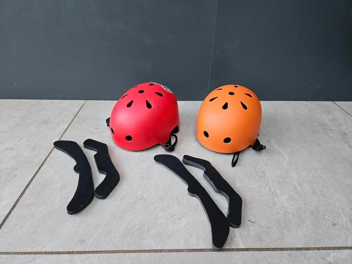 2 x Fiets stunt step of skate helm, Fietsen en Brommers, Fietsaccessoires | Fietshelmen, Zo goed als nieuw, Jongen of Meisje, XS