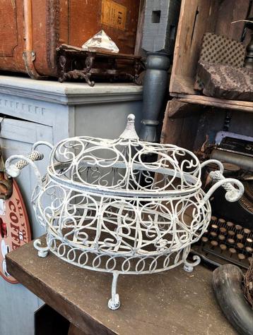 Brocante gietijzeren schaal met deksel jardinière beschikbaar voor biedingen