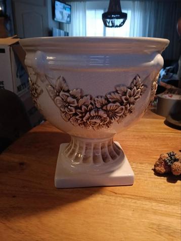 Neoclassicistische Bloempot beschikbaar voor biedingen