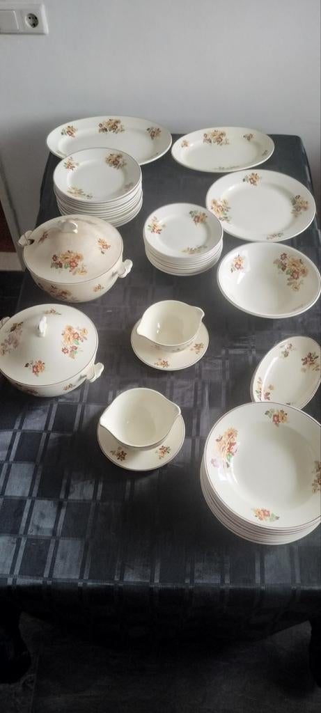 Servies v society Maestricht keramiek  1953 type "bloemetje", Antiek en Kunst, Antiek | Servies compleet, Ophalen