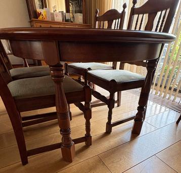 Houten eettafel met 4 stoelen beschikbaar voor biedingen