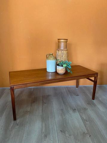 Vintage midcentury salontafel in minimalistische stijl  beschikbaar voor biedingen