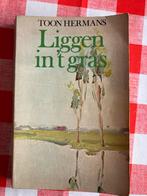 Liggen in 't gras - Toon Hermans, Boeken, Ophalen of Verzenden, Gelezen, Eén auteur