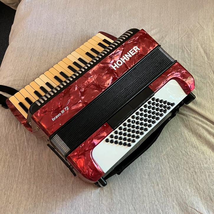 Hohner Bravo III 72 accordeon rood met tas en riemen, Muziek en Instrumenten, Accordeons, Gebruikt, Toetsaccordeon, 72-bas, Hohner
