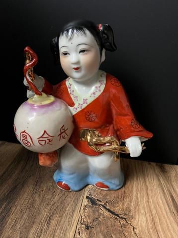 Charmant Chinees porseleinen beeldje van een meisje.  beschikbaar voor biedingen