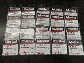20 zakjes vishaken mustad bloodworm maat 22 beschikbaar voor biedingen