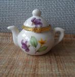 Porseleinen snuisterij- pilllendoos.Vorm van een theepotje., Antiek en Kunst, Ophalen of Verzenden
