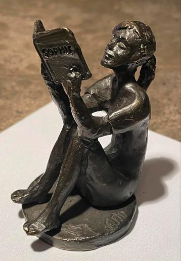 Bronzen beeldje Meisje met boek– Corry Ammerlaan beschikbaar voor biedingen