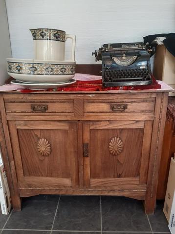Leuk massief houten, oud kastje beschikbaar voor biedingen